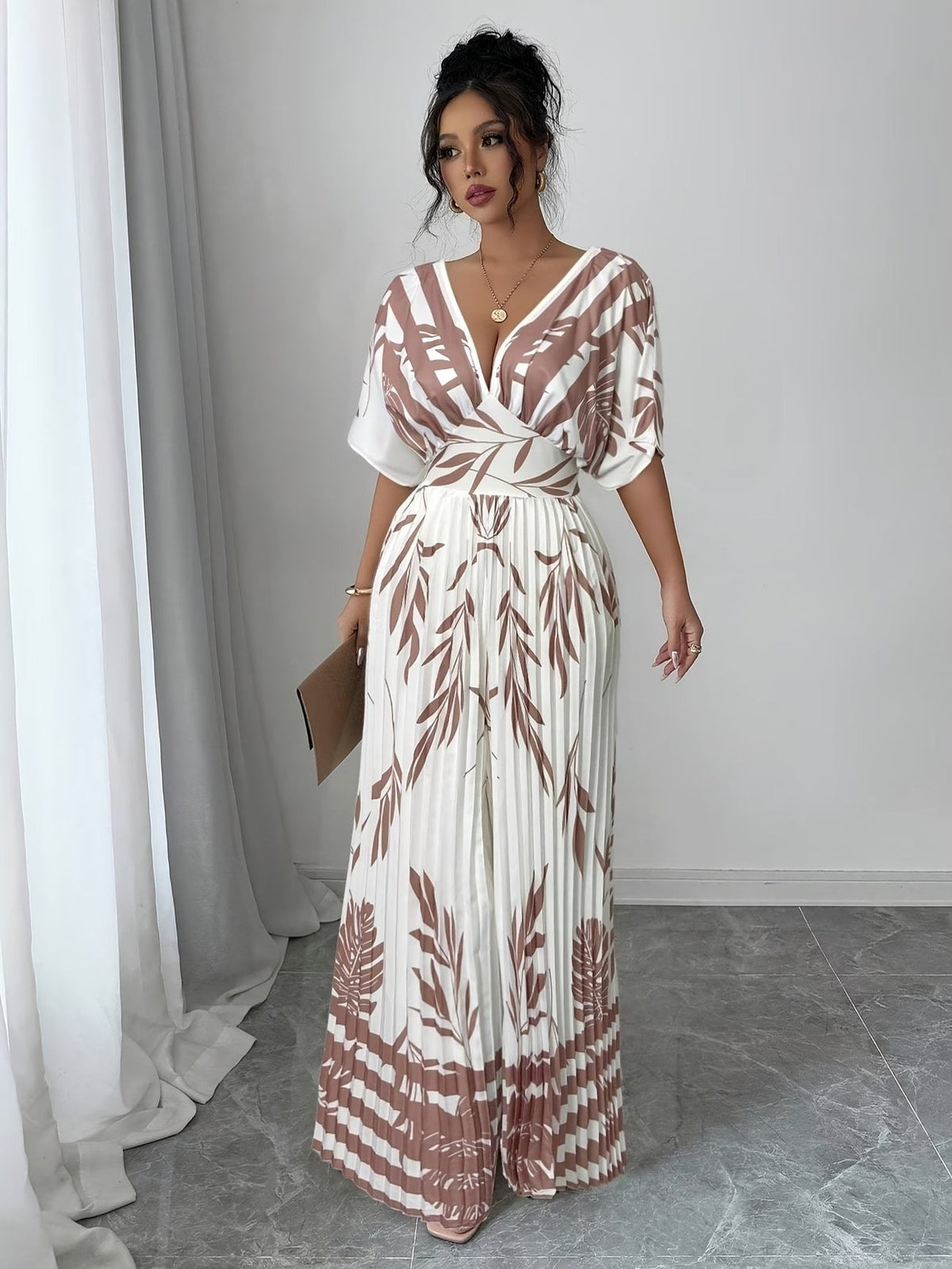 Chic Women’s V-Neck Jumpsuit with Waist-Cinching Fit – Elegant Wide-Leg Fashion Outfit