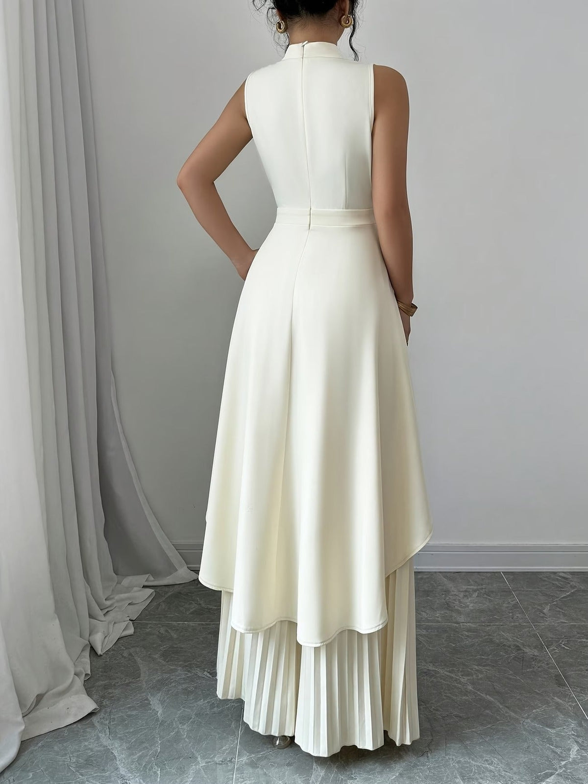 Elegant Sleeveless Stand-Collar Top & Pleated Trousers Set – Women’s Chic High-Low Two-Piece Suit